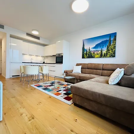 Skypark, Luxusny S Parkovanim Vo Vyske Apartament Bratysława