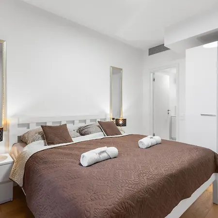 Skypark, Luxusny S Parkovanim Vo Vyske Bratysława